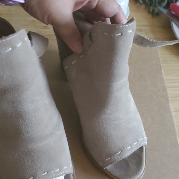 FRYE & CO Elegant Tan Women's Shoes - Picture 2 of 11